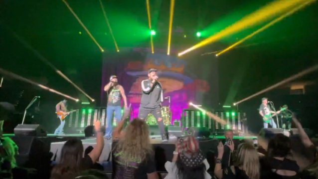 Original SALIVA Singer JOSEY SCOTT Joins POISON On Stage In Tulsa To Perform 'Nothin ...